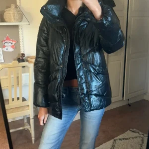 Blå vinterjacka från Massimo Dutti - Snygg och glansig blå vinterjacka från Massimo Dutti. Jackan har en pufferdesign med dragkedja och en så nice hög krage. Detta är verkligen är perfekt vinterjacka och den är väldigt varm💙🖤💙🖤💙Jackan är använd lite förra vintern men i väldigt bra skick❣️PRIS KAN DISSKUTERAS