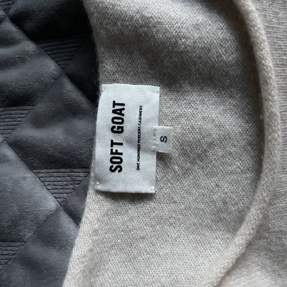 Säljer en supermjuk beige kashmirtröja från Soft Goat. Perfekt för en stilren och bekväm look. Tröjan har korta ärmar och en klassisk rund halsringning. Passar perfekt till jeans eller kjol för en avslappnad stil.. Neuletakit & Villapaidat.