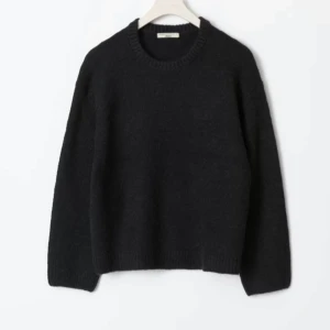 Svart stickad tröja - Säljer en stilren svart stickad tröja med rund hals och långa ärmar. Perfekt för kyliga dagar och enkel att matcha med olika outfits. 
