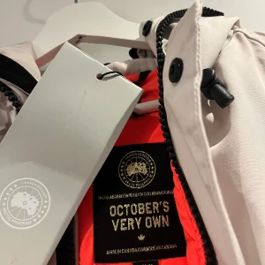 Vinterjacka från Canada Goose : Storlek S - Säljer en exklusiv beige vinterjacka från märket Canada Goose. Jackan är i helt nyskick men med ett liten fläck inuti jackan som inte märks därför är priset som det är. Ordinarie pris :  11 500kr Mitt pris 2999kr.  Perfekt för vintern som kommer och stilren design, vid snabbt köp kan priset diskuteras eller vid fler frågor är det bara att fråga MVH Oliver 