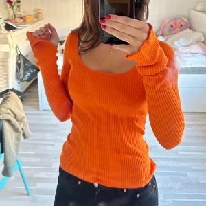 Orange ribbad tröja från Bershka - Säljer en snygg orange ribbad tröja från Bikbok. Tröjan har en tight passform med långa ärmar och en rundad halsringning. Perfekt för att liva upp garderoben med denna fina höst färgen!☺️