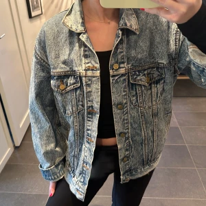 Jeansjacka - Säljer denna jättesnygga jeans jacka från Guess💕mycket bra skick