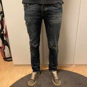 Nudie jeans - Riktigt snygga nudie jeans! Skön tvätt och storlek 31/32. Modellen är 185cm. Nypris 1600kr.          modell: grim tim. Hör av er för frågor!