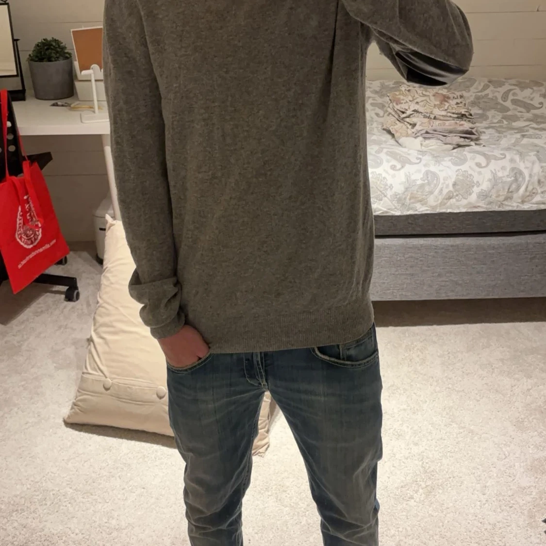 Grå tröja från Replay med armbågslappar