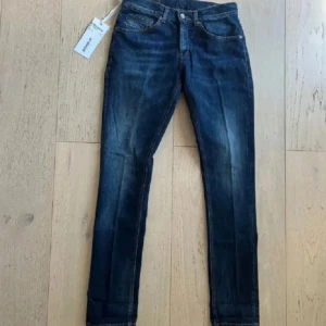 Mörkblå skinny jeans från George - Snygga mörkblå  jeans från dondup med klassisk femficksdesign och knappgylf. Perfekt mörkblå färg för vintern. Dem är skinny men sitter mer som slim. Storlek w31, extremt bra skick! Nypris 3000-3500 mitt pris 1149 
