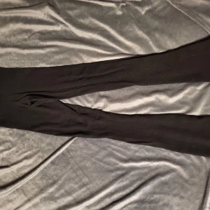 Svarta ribbade leggings - Säljer ett par svarta ribbade leggings. De är tighta och perfekta för en bekväm stil. Passar bra till både avslappnade och mer uppklädda tillfällen.