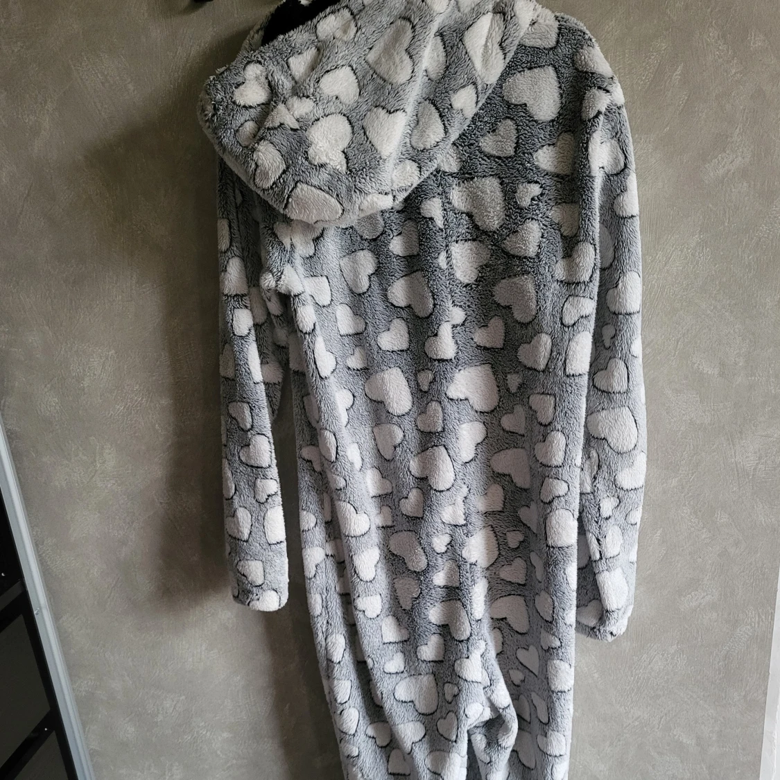 Grå onesie med hjärtmönster från Esmara - 90