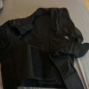 Träning - Perfekt shoulder. En super bra ”väst” för att träna sin hållning. Enbart provad, men utanpå påsen är den lite fläckig. Passar från XS-M