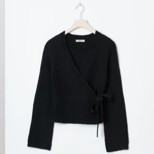 Knitted wrap cardigan - !!! SÖKER!!! Söker denna knitted wrap cardigan från gina Tricot!!! Kontakta mig ifall du säljer. Helst i xs men s funkar också. Meddela iffal du säljer. 