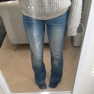 Blå bootcut jeans💗 - Snygga blå bootcut jeans från H&M i storlek EUR 36. De har en låg midja och är perfekta för en avslappnad stil. Jeansen har en klassisk femficksdesign och är tillverkade i denim. Defekter finns på slide 4 och 5!💕
