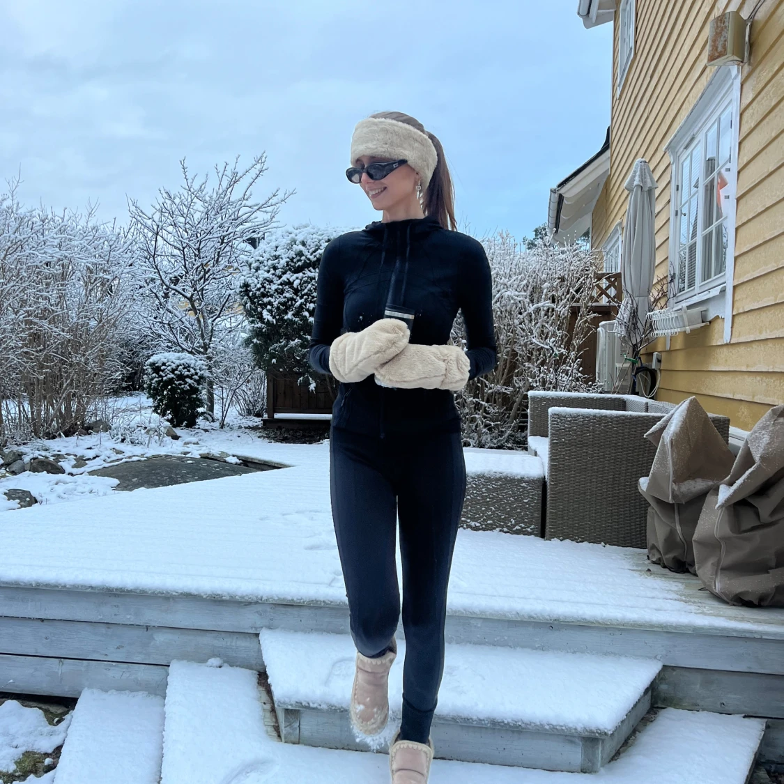 Beigea fluffiga vantar - 91