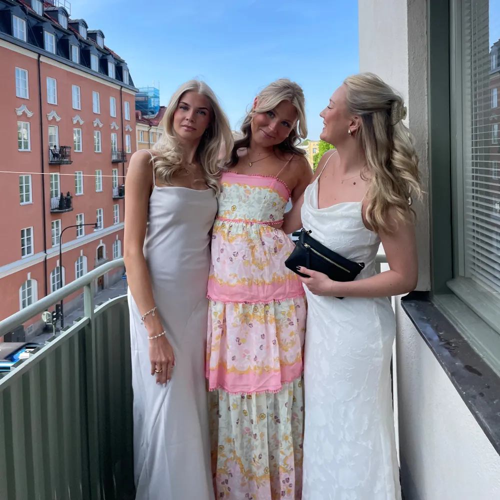 Intressekoll på min så så såå fina balklänning😍😍💗🎀 går att göra mindre så passar många storlekar! Använd en gång!. Mekot.