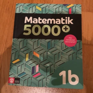 Matematik 5000+ 1b - Säljer läroboken Matematik 5000+ 1b från Natur & Kultur. Boken är anpassad för reviderad ämnesplan och har ett färgglatt geometriskt mönster på omslaget. Perfekt för gymnasiestudier i matematik.