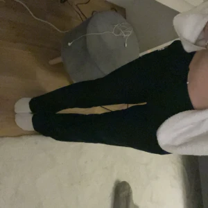 Svarta byxor från BikBok - Snygga svarta byxor från BikBok i storlek 36. De har en klassisk design med en rak passform och är perfekta för en stilren look. Byxorna är tillverkade i ett bekvämt material och har en hög midja.