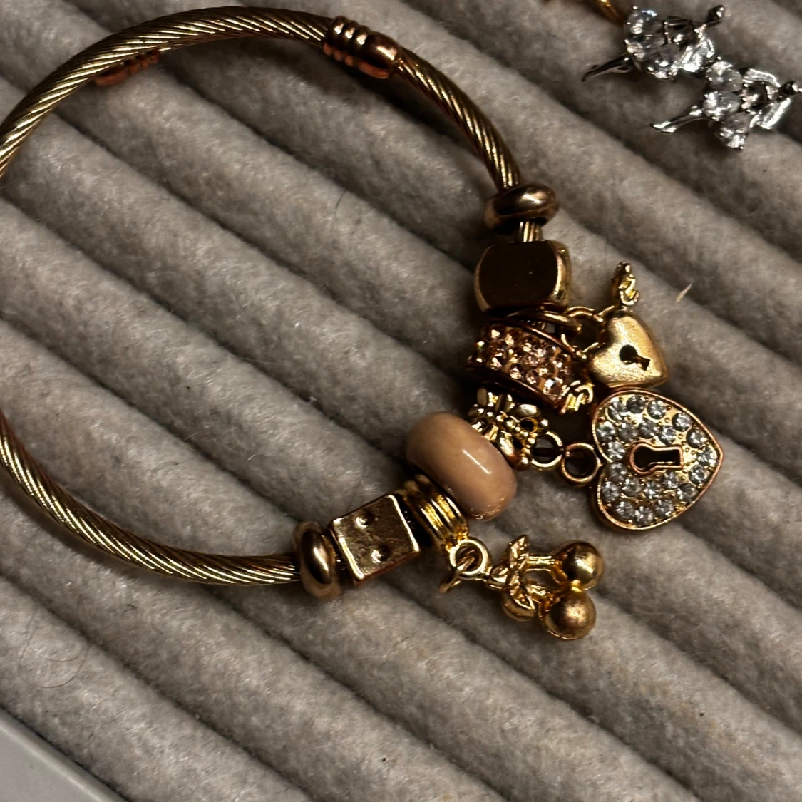 Guldarmband med berlocker - 91