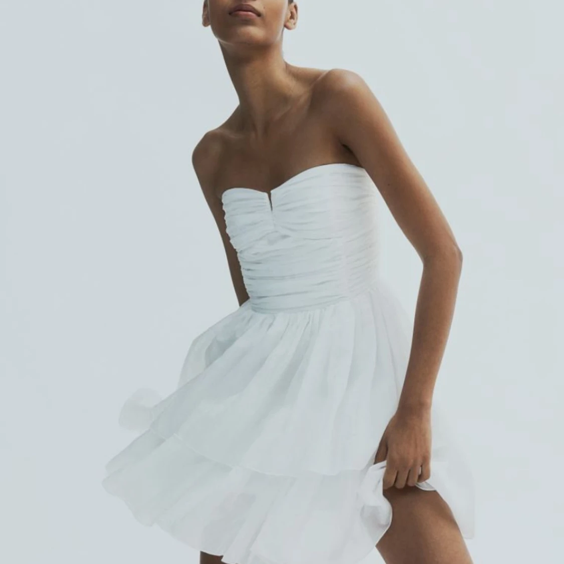 Vit axelbandslös klänning - 1