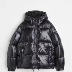 Svart pufferjacka - Säljer min glansiga pufferjacka från hm då den inte kommer till användning. Hör av er vid funderingar😊