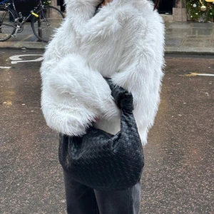 Fätad väska - Superfin svart flätad väska med knut 