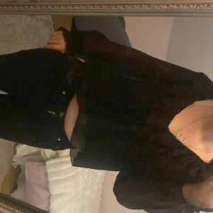 Svart blus från Zara - Säljer en fin blus från Zara i strl xs fint skick andvänt typ 5 gånger. 💗