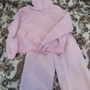 Ljusrosa trendigt mjukis set från Gina tricot - Super snyggt och trendigt mjukis set köpt från ginatricot. Finns 2 små fläckar på byxbenen som inte gått bort i senaste tvätten men de syns knappt! Säljer pga att den inte kommer till användning🫶🏻🫶🏻🫶🏻 pris kan diskuteras vid snabb affär!!