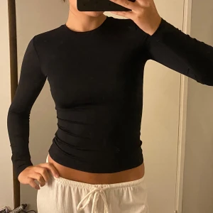 Svart Långärmad - Svart långärmad topp från h&m i storlek xs. Aldrig använd. Skims/tränings material