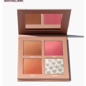 så fin Face Palette från CAIA 🩷 - CAIA med fyra nyanser: contour, blush, bronzer och highlighter i exklusiv modell. DEM NYA PALETTERNA ÄR MATTA MEN DENNA FÖRPACKNING ÄR GLANSIG VILKET GÖR DEN RARE!!! Kommer aldrig till användning längre då jag har annat smink🩷🩷 Perfekt för att skapa en komplett look. Tvättar rent den innan jag skickar