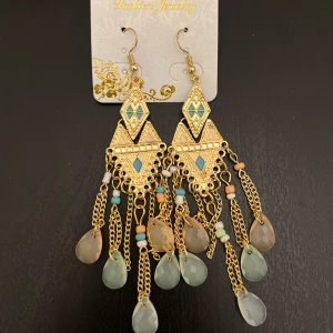 Guldiga örhängen med kedjor och pärlor - Eleganta guldiga örhängen med geometriska mönster och hängande kedjor 💓