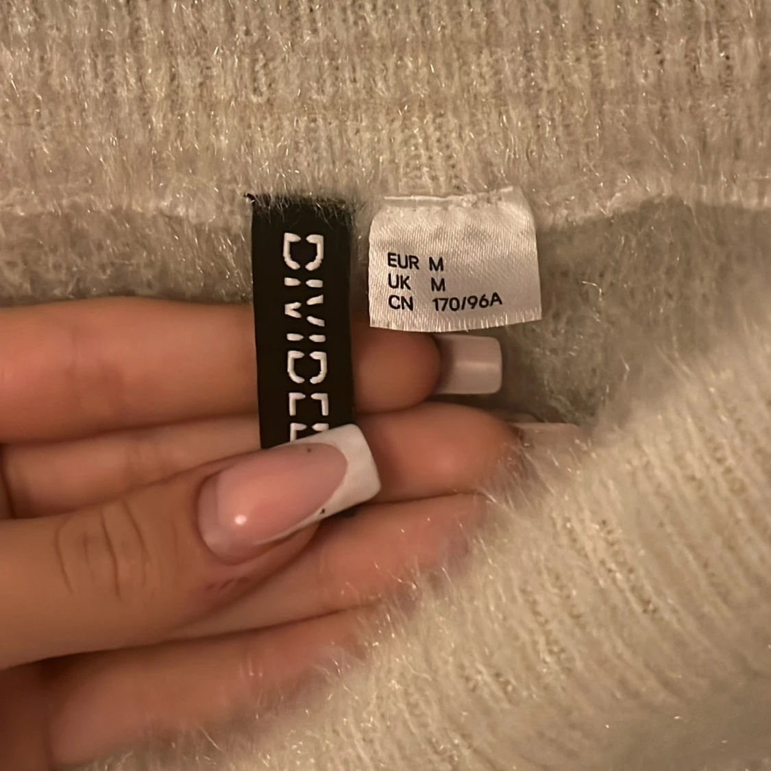 Vit stickad offshoulder-tröja från DIVIDED - 91