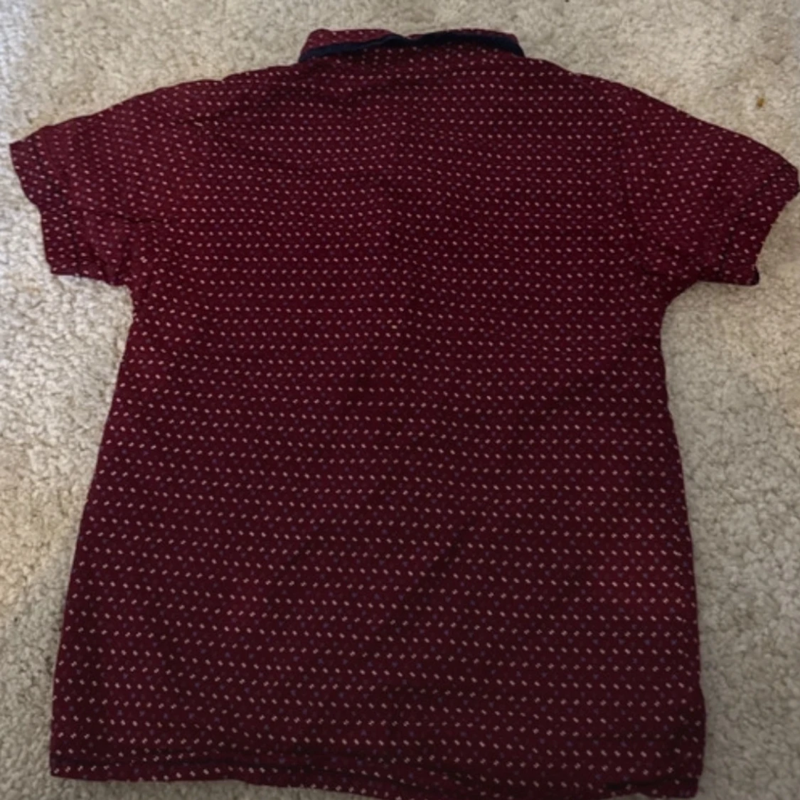 Röd kortärmad skjorta med mönster - 1