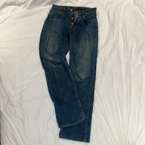 Vintage mellanblå Levis 501 jeans - Klassiska mellanblå Levis 501 jeans med knappgylf. Säljer de då de inte längre passar. 