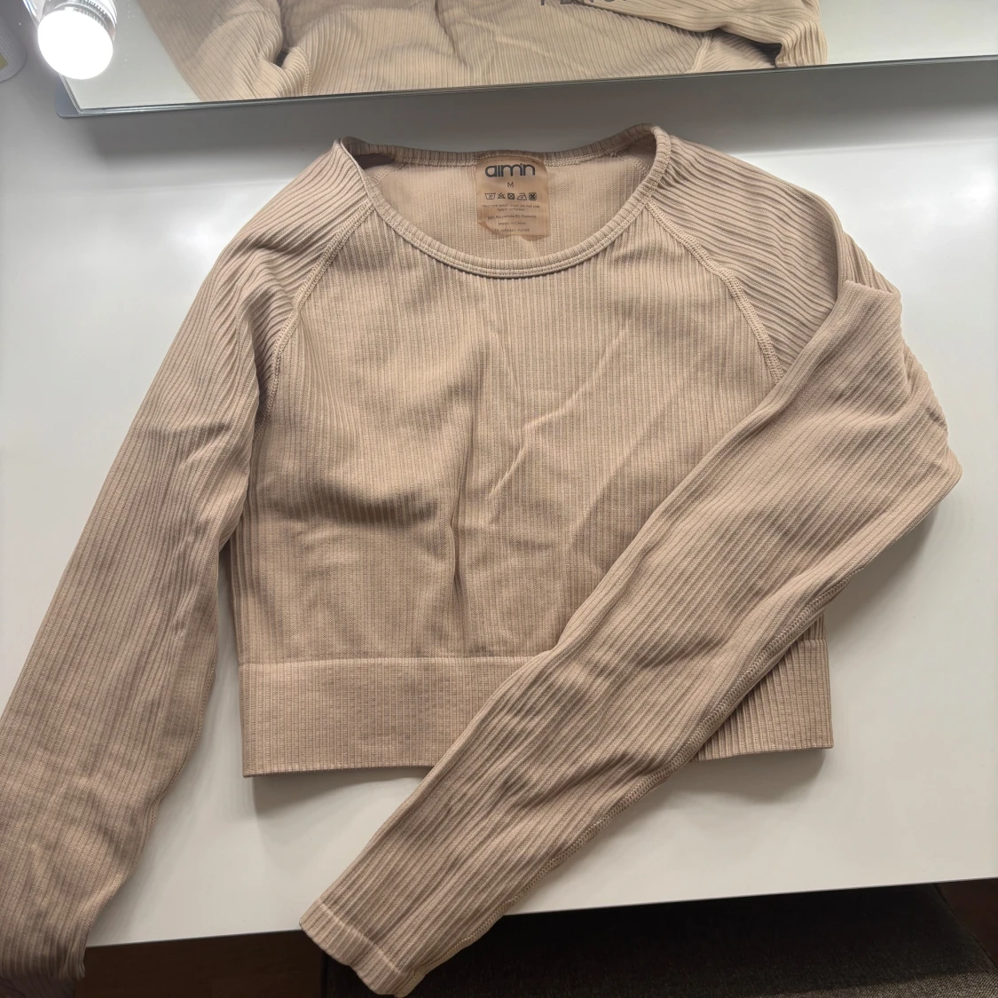 Beige ribbad croppad tröja från Aim'n