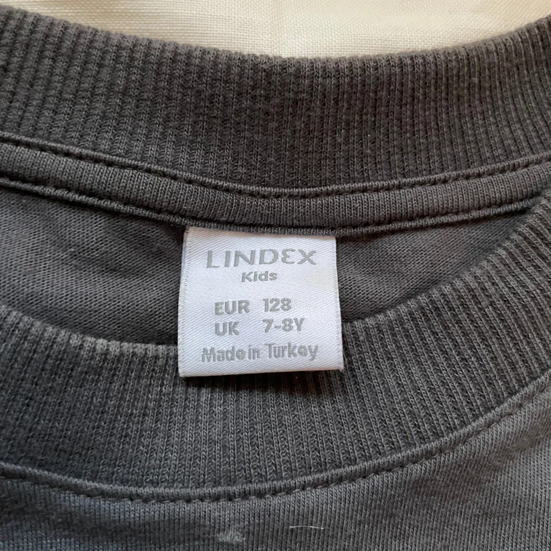 Svart t-shirt med tryck från Lindex - 2