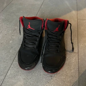 Nika Air Jordan 1 Flight - Snygga svarta Nike Air Jordans med röda detaljer. Säljer nu mina Jordan 1 för att jag har köpt nya skor , dom är både väldigt snygga och sköna. Priset han diskuteras vid snabb affär. 