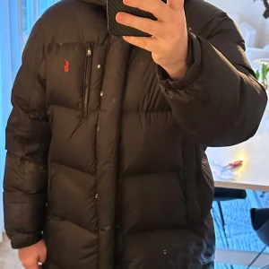 Ralph Lauren Down Coat - Använd fåtal gånger, vattenavvisande yttertyg. I nyskick.