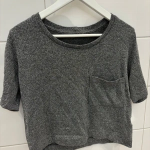 Glittrig topp - Okänt märke, bra skick. Är mer glittrig irl, glittrar ej av sig! Lite croppad!