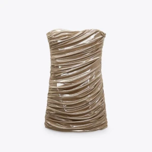 Champagnefärgad axelbandslös klänning - Axelbandslös klänning från Zara. Använd 1 gång så är som ny. Perfekt till nyår! Nypris 399kr. Finns att hämta i Göteborg annars står köparen för frakt 💕