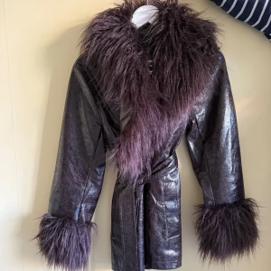 Vår jacka - Mörkbrun faux lether jacka med fuskpäls. Säljer då jag bara använt en handfull av gånger. Den är rätt tunn så passar toppen nu till våren. Passar både en 36/38