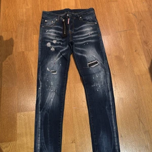 Dsquared2 Jeans med vit och röd färg. Väldigt stilrena och snygga - Dsquared2 Jeans med vit och röd färg. Väldigt stilrena och snygga. 