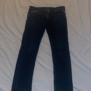 Mörkblåa Replay grover - Ett par sköna blåa slim fit jeans från replay. Perfekta för en stilren look.                Priset är inte hugget i sten. Skick: 8/10 W31 L32