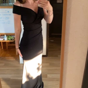 Svart balklänning  - En sån snygg svart balklänning, jag har endast använt den en gång på min skolbal. Den är så snygg och elegant 🤍🤍🤍 älskar den!!  Nypris : 899 kr 