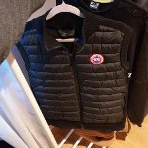 Canada Goose väst - Äkta kvitto finns! Canada Goose väst ! Nypris: 6700 Kr ! Köpt på NK i stockholm ! Skriv vid frågor eller intresse