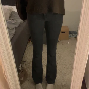 Svarta jeans  - Jättefina svarta jeans som tyvärr är lite för små för mig, finns ett litet hål/reva nedanför dragkedjan men inget som syns när man har på sig jeansen! (Jag är runt 170cm lång)