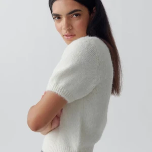 Vit stickad kortärmad tröja - Gullig stickad tröja från Gina💕