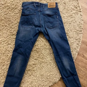Replay Anbass Jeans  - Säljer dessa fina jeans då det ej kommer till användning. Storlek 32 Slim fit  Vid fler frågor tveka inte på att höra av dig  Mvh Ludde