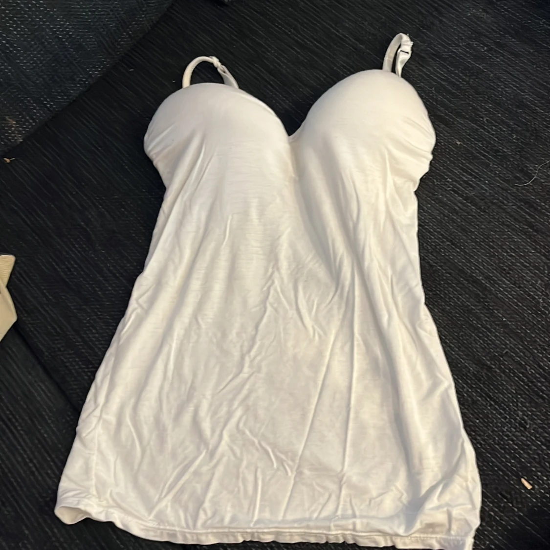 Vit ärmlös linnetopp