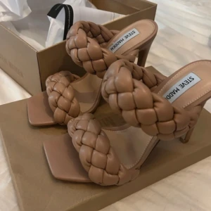 Klackskor från Steve Madden - Snygga beige klackar från Steve Madden med flätad remdesign och klack. Inköpta för 1249kr💘