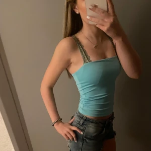 Turkos topp med smala axelband  - Snygg turkos topp med smala axelband. Perfekt för varma sommardagar🩵🩵