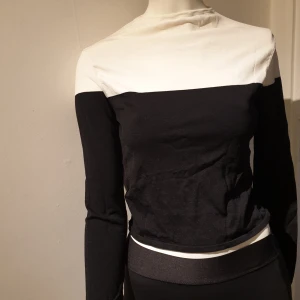 Tröja - I bra skick, använd 2 ggr, finns liten sminkfläck vid kragen, som kan tvättas bort, därav priset 