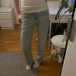 Ljusblå jeans, Gina  - Snygga ljusblå jeans från Gina  med en klassisk straight passform. De har en knapp och dragkedja framtill och är perfekta för en avslappnad stil. Passar bra till både sneakers och boots. Köpta för 700 💕kontakta för sker bilder🤭