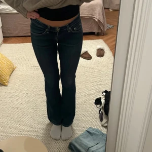 Lågmidjade jeans - As najs lågmidjade jeans jag köpte här på plock som tyvärr va lite stora för mig (bilderna är lånade från hon jag köpte av) midjemått 39 tvärs över och innerbenslängd 84🥰🥰 färgen syns bästa på sista bilden❤️